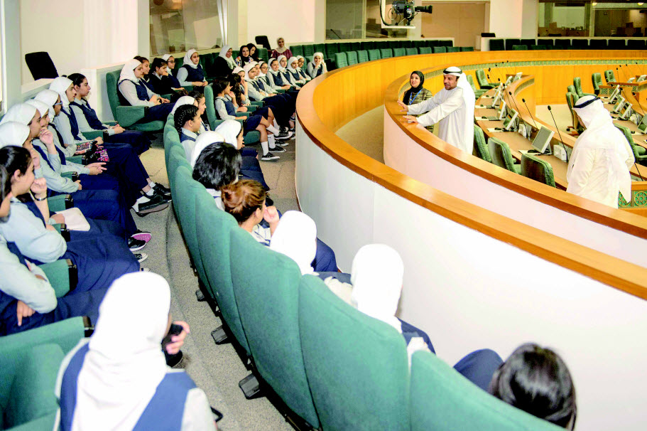 طالبات ثانوية قرطبة يزرن مجلس الأمة